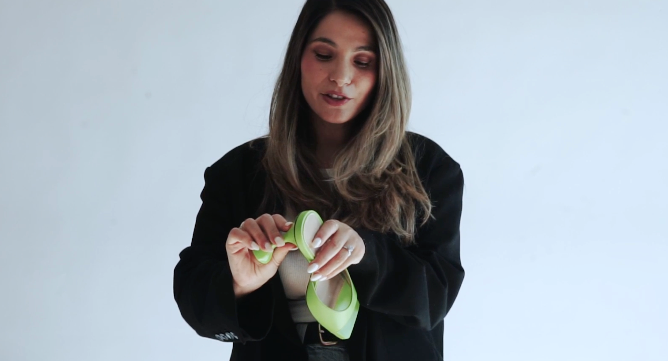 Demonstration of twisting to lock the heel