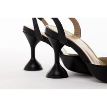 Praia Pump in Black