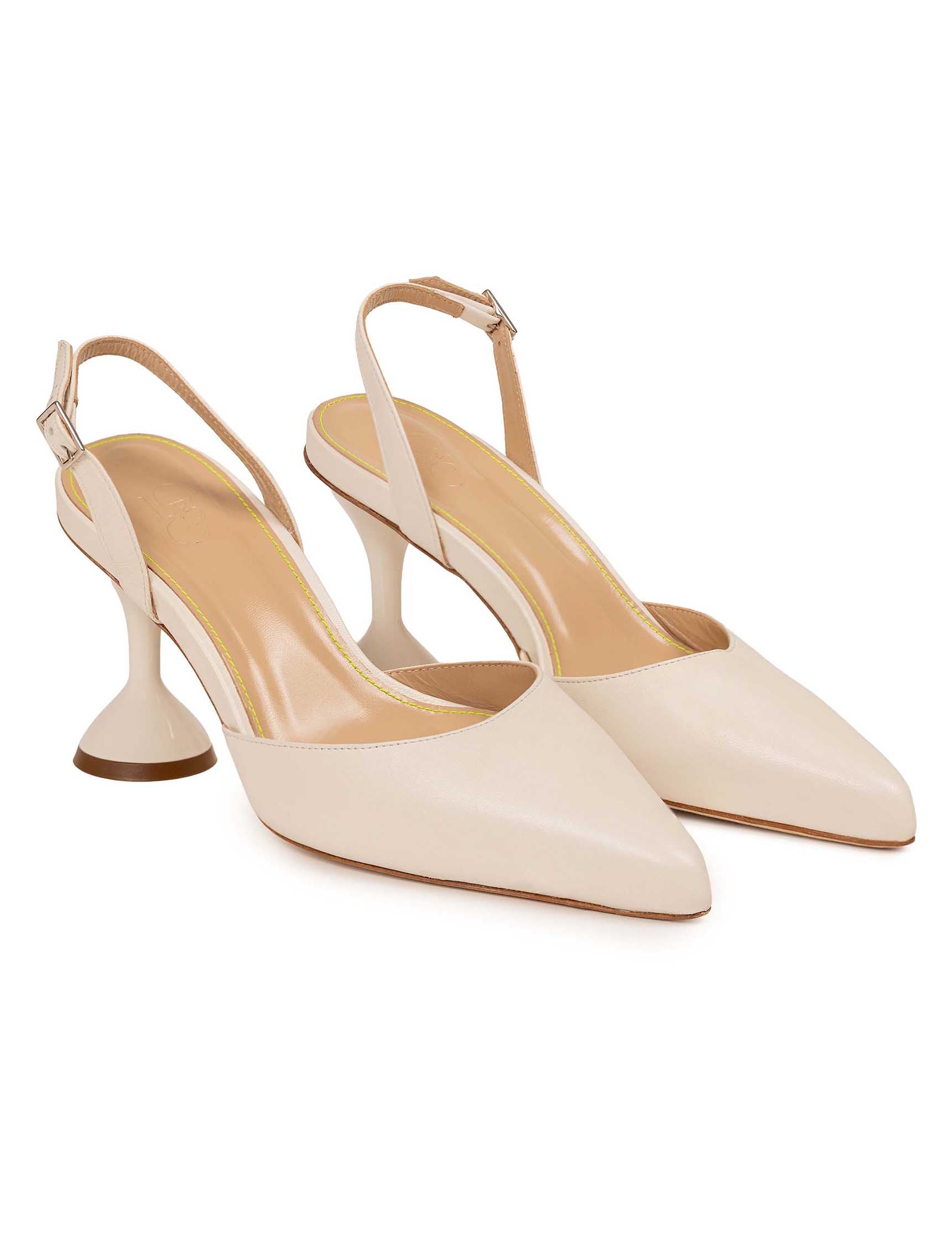 Praia Pump in White