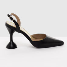 Praia Pump in Black
