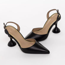 Praia Pump in Black